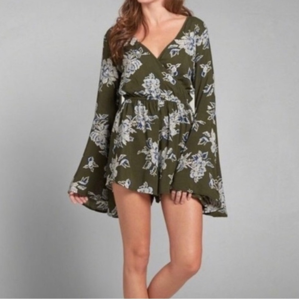 Abercrombie and Fitch Romper Small Green Floral Summer Bell Sleeves Spring Short